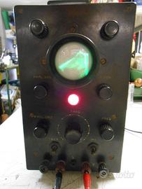 Vecchio oscilloscopio a valvole da 3 pollici anni