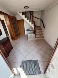 Casa bifamiliare indipendente con giardino