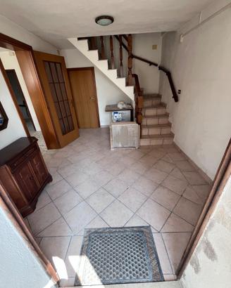 Casa bifamiliare indipendente con giardino