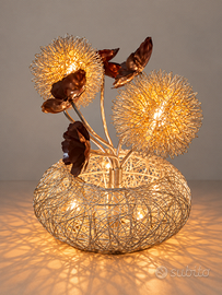 Lampada da tavolo in filo di ferro con fiori
