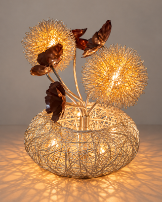 Lampada da tavolo in filo di ferro con fiori