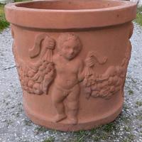 Vaso a cilindro con Putti e Festoni in terracotta