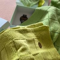 Completi, cappellini, vestiti per bambini e altro