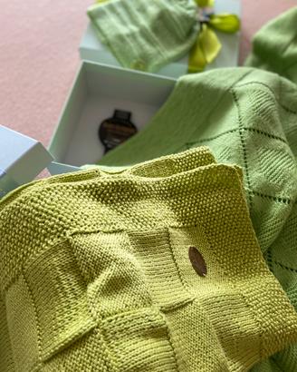 Completi, cappellini, vestiti per bambini e altro