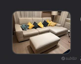 Divano con chaise longue  e pouf