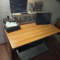 Scrivania in legno con ripiano estraibile