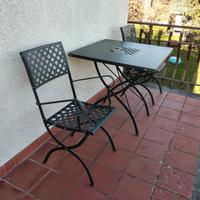 Tavolo e due sedie da giardino
