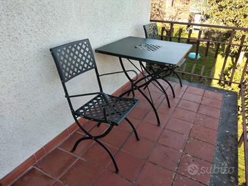 Tavolo e due sedie da giardino