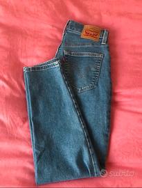 Jeans strappati 2024 dietro levis