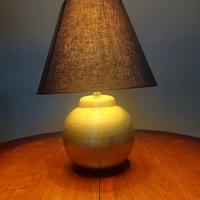 Lampada da tavolo in metallo satinato