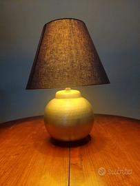 Lampada da tavolo in metallo satinato