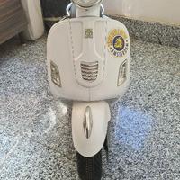 Vespa Piaggio giocattolo elettrica