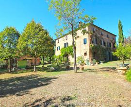 Val di Chiana (SI), casale ristrutturato in stile