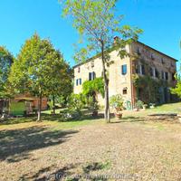 Val di Chiana (SI), casale ristrutturato in stile