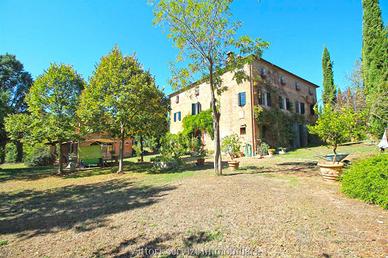 Val di Chiana (SI), casale ristrutturato in stile