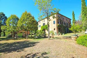 Val di Chiana (SI), casale ristrutturato in stile