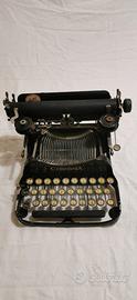 Antica macchina da scrivere portatile manuale