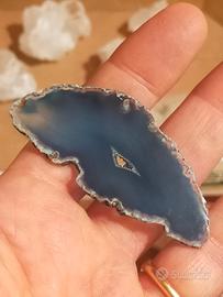 Agata blu con geodino