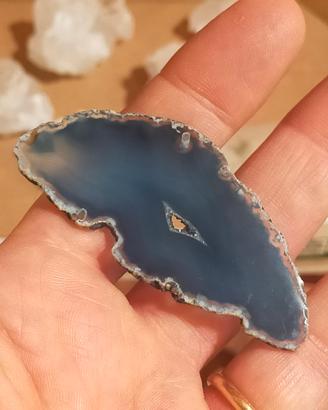Agata blu con geodino