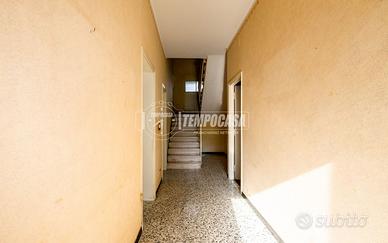 Casa singola con 4.500 mq di terreno, magazzini e