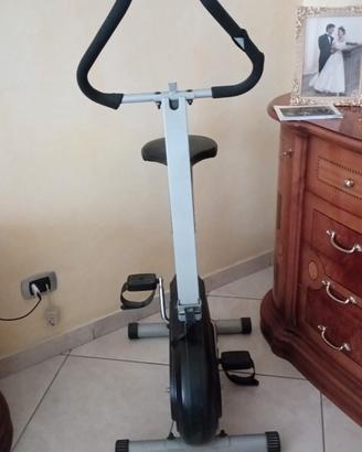 cyclette ovvero bicicletta elettrica da statico