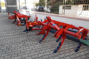 Attrezzi nuovi vari tipi per trattori