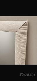 Specchio da terra elegante con cornice