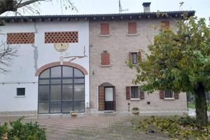 Rustico / Casale di 600 m² con più di 5 locali e b