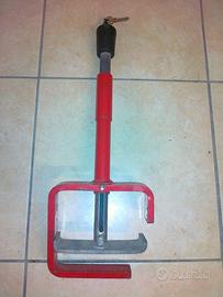 Antifurto blocca pedali per auto