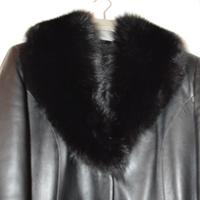 Giacca lunga in pelle nera con collo in pelliccia