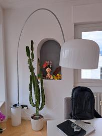 Lampada da terra ad arco con posacenere di Luigi M