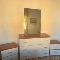 Cassettiera, comodini e specchio