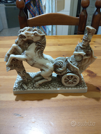 Statua soldato romano su carro souvenir in resina