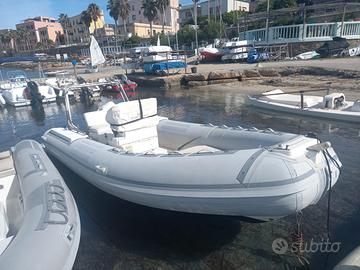 Gommone pronto all'uso, lo si mette in acqua e si