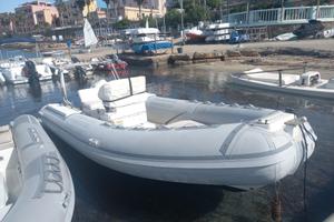 Gommone pronto all'uso, lo si mette in acqua e si