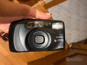 Fotocamera analogica vintage yashica