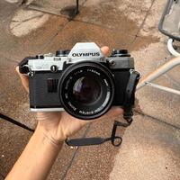 Reflex analogica Olympus OM-10, obiettivo & flash