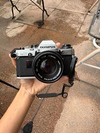 Reflex analogica Olympus OM-10, obiettivo & flash