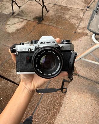 Reflex analogica Olympus OM-10, obiettivo & flash