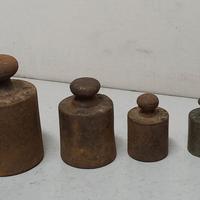 set di vecchi pesi per bilancia  in Ghisa