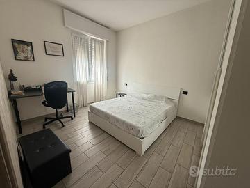 STANZA MATRIMONIALE CON BALCONE IN QUADRILOCALE
