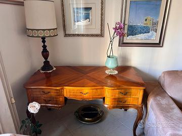 Scrivania o tavolo d’arredamento