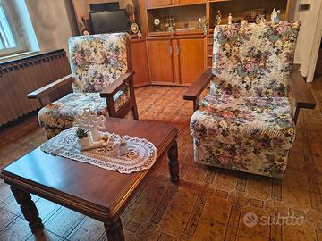 divanoletto con 2 poltrone e tavolino
