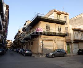 Magazzino angolare in via La Masa L/5