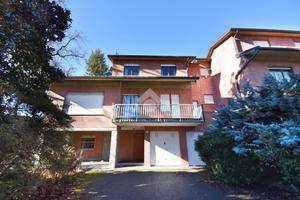 VILLA A SCHIERA D'ANGOLO A IVREA