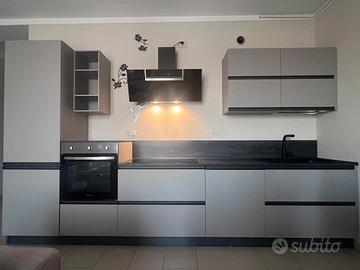 cucina con elettrodomestici 