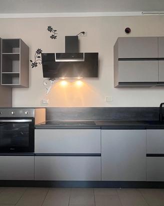 cucina con elettrodomestici 