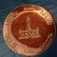 Piatto decorativo vintage in rame sbalzato da pare