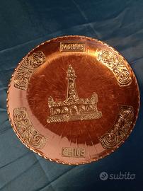 Piatto decorativo vintage in rame sbalzato da pare