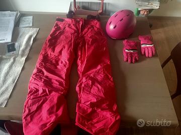 Pantaloni, guanti, caschetto, occhiali da sci 